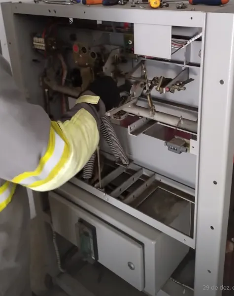 Manutenção de Disjuntor de Média Tensão 13,8kV — Guararapes | Mont Engenharia