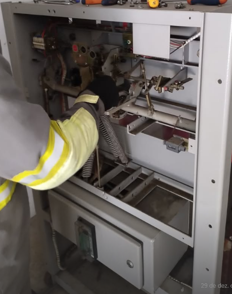 Manutenção disjuntor de média tensão 13.8kV — Guararapes